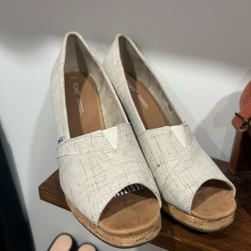 TOMS Women's Beige Peep-Toe Espadrilles size 11 - Picture 2 of 4